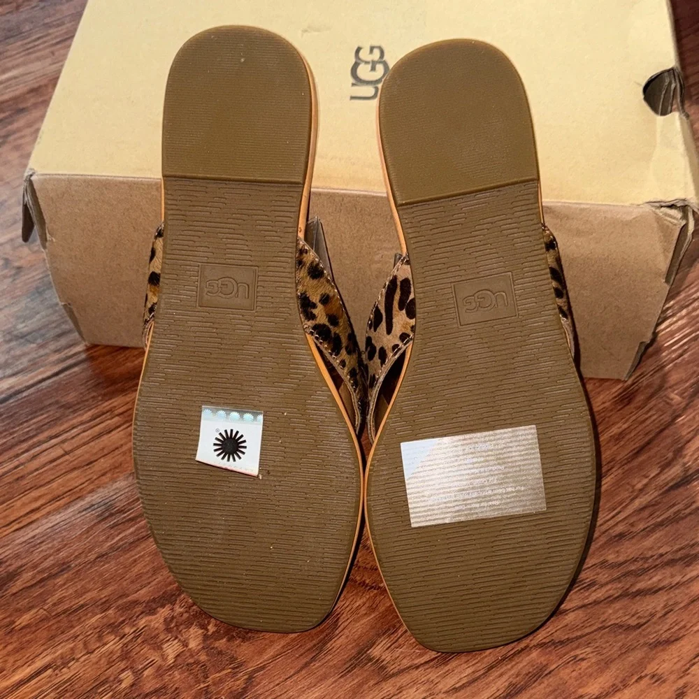 UGG Leopard Print Thong Sandals - Tan Footbed - Picture 4 of 4